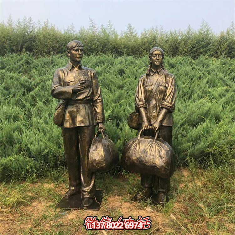 手工雕刻民俗小品，玻璃鋼仿銅人物拿行李的車站裝飾品