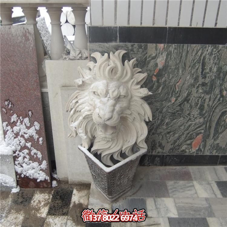 豪華別墅大型紅石獅子雕塑，園林景觀完美呈現