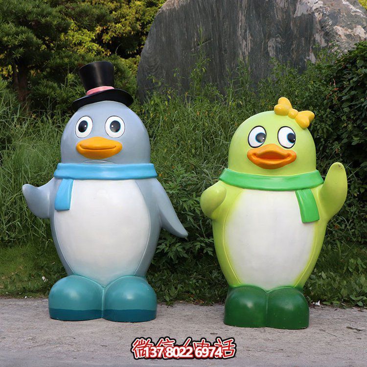 玻璃鋼彩繪企鵝景觀公仔，為幼兒園戶外擺件